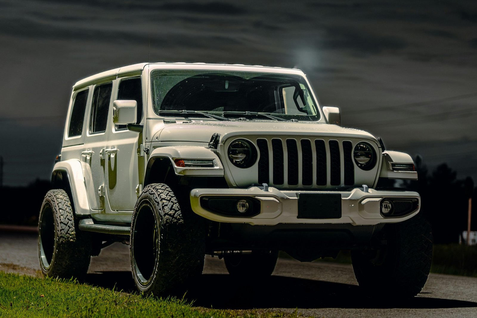 jeep_wrangler_sport_upgrades_mengoptimalkan_performa_off_road_di_indonesia.jpg