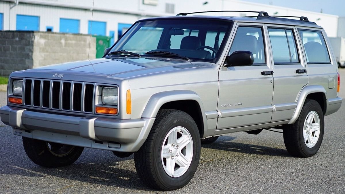 servis_ac_cherokee_saat_saluran_pembuangan_air_ac_tersumbat.jpg