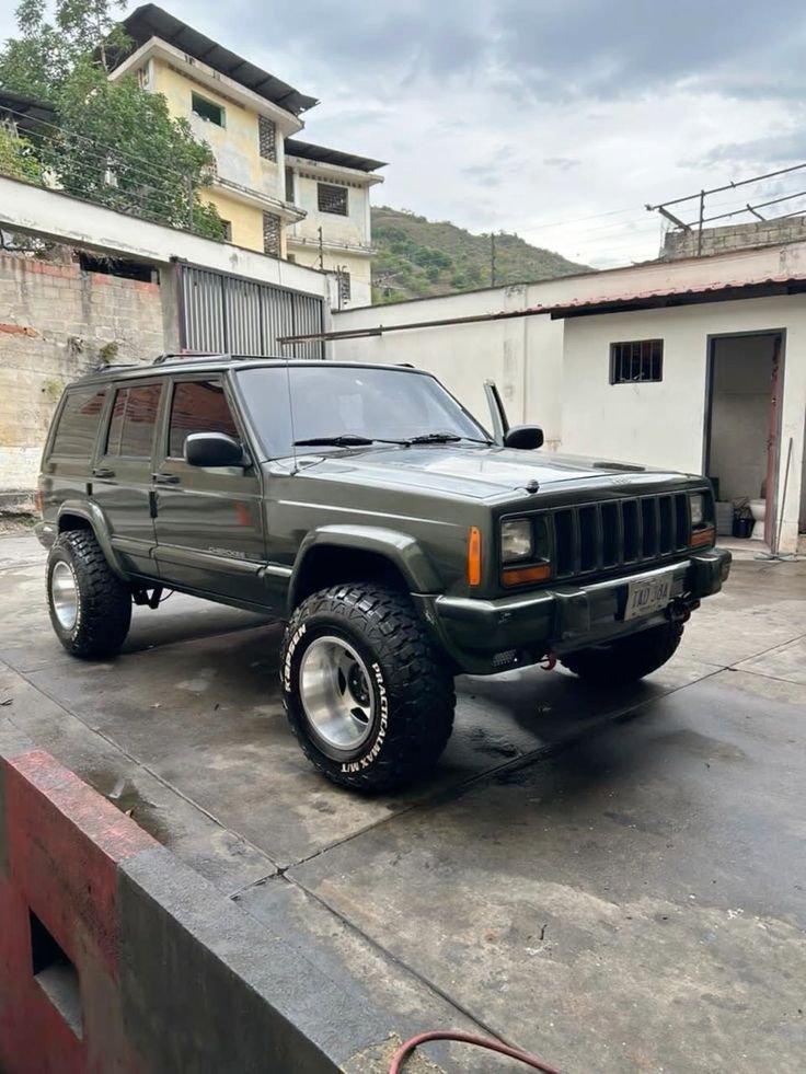 servis_ac_cherokee_untuk_mengecek_kebocoran_freon.jpg