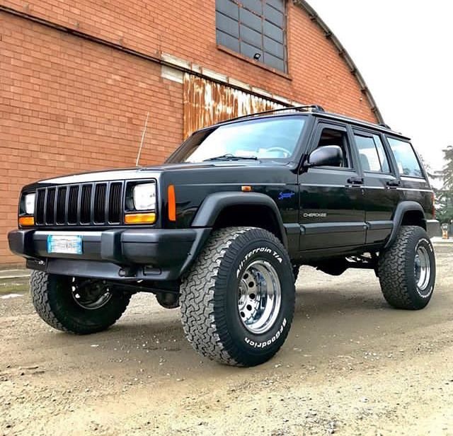 servis_ac_cherokee_untuk_mengecek_motor_blower_ac.jpg