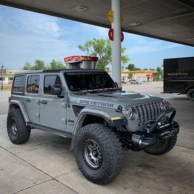 servis_ac_wrangler_untuk_mengecek_aliran_refrigeran_di_dalam_sistem_ac.jpg