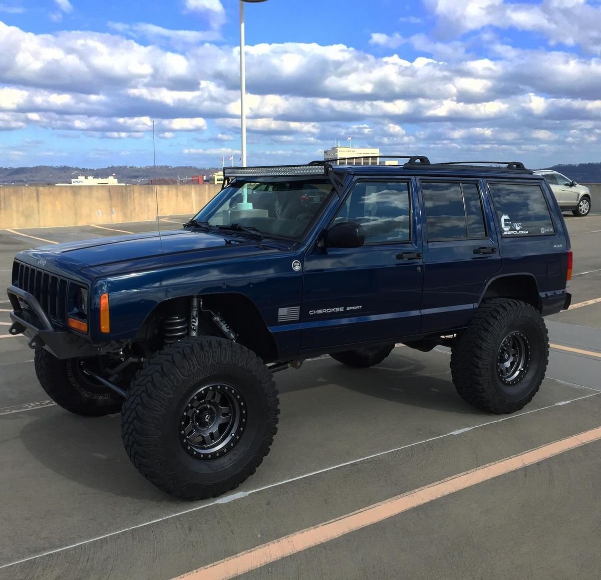 Thumbnail servis_kaki_kaki_cherokee_saat_mobil_menarik_ke_satu_sisi.jpg